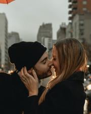 Treba li se poljubiti na prvom spoju? | Razlozi, znakovi i savjeti