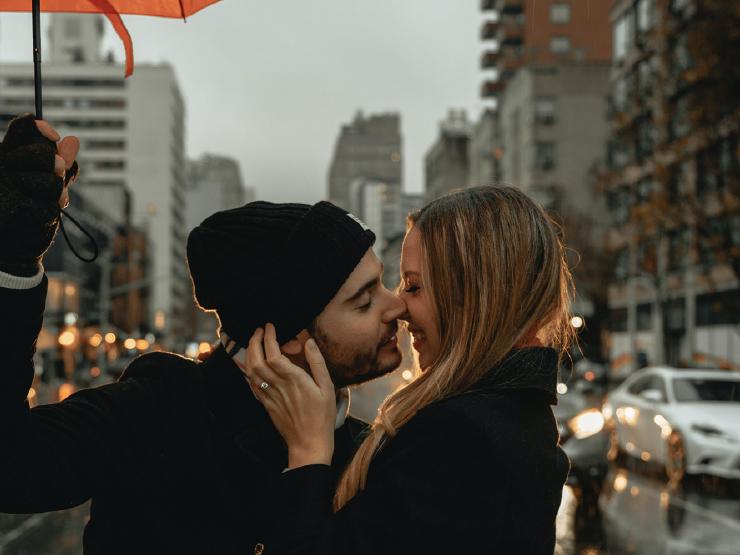 Πρέπει να φιληθείτε στο πρώτο ραντεβού; | Λόγοι, σημάδια & συμβουλές